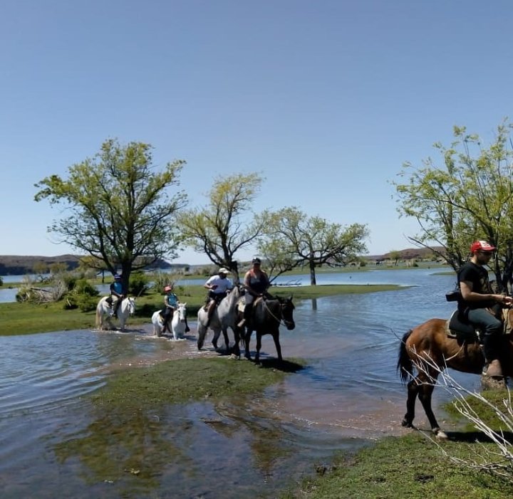 Cabalgata cruzando un brazo del lago
