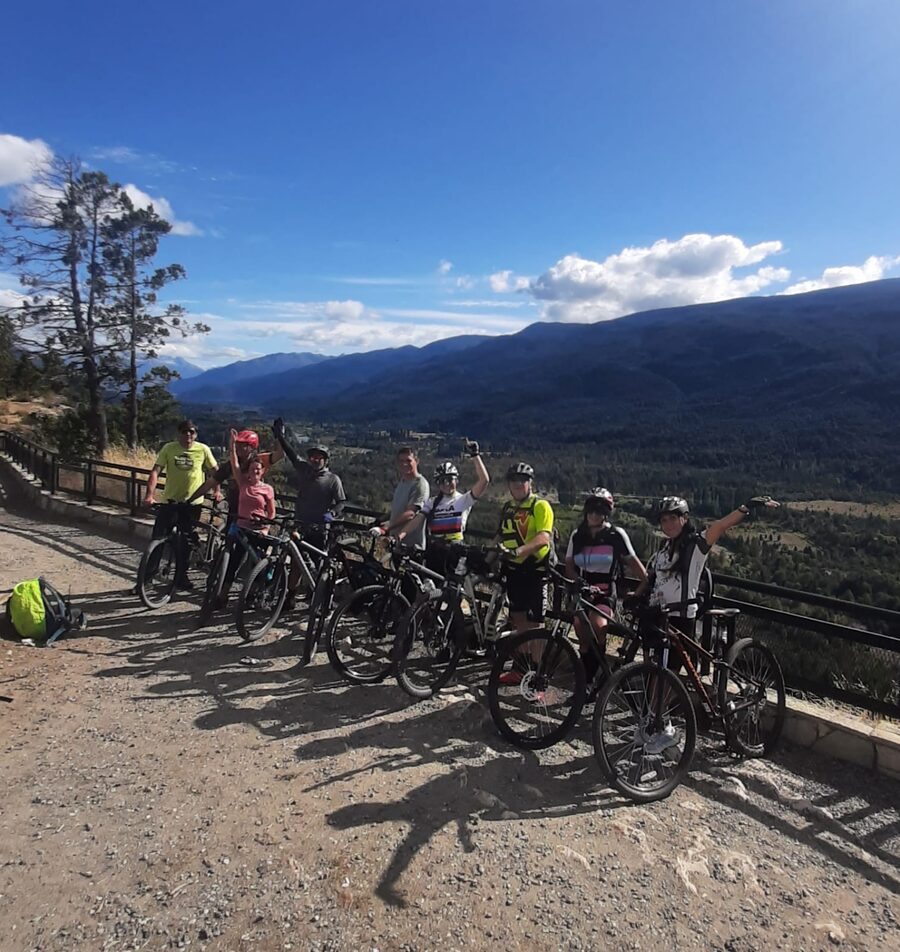 Grupo de cicloturismo en la montaña