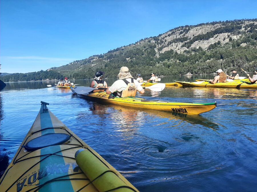 Kayak en lago de Patagonia Norte