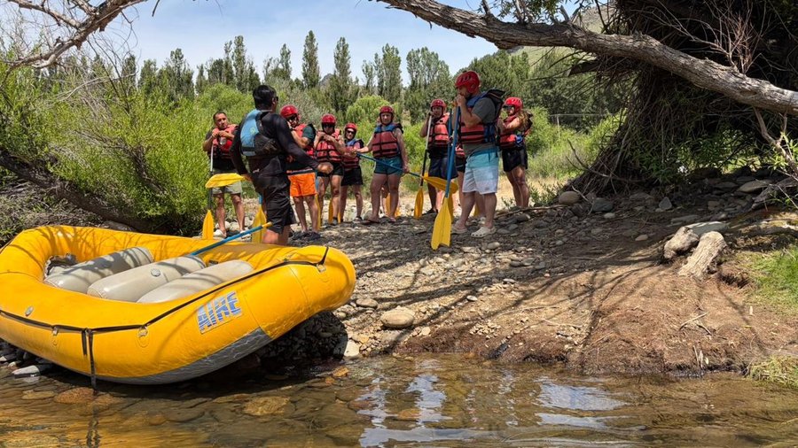 Grupo listo para bajar el río en balsa de rafting