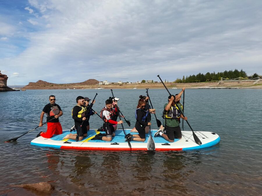Grupo practicando Stand Up Paddle