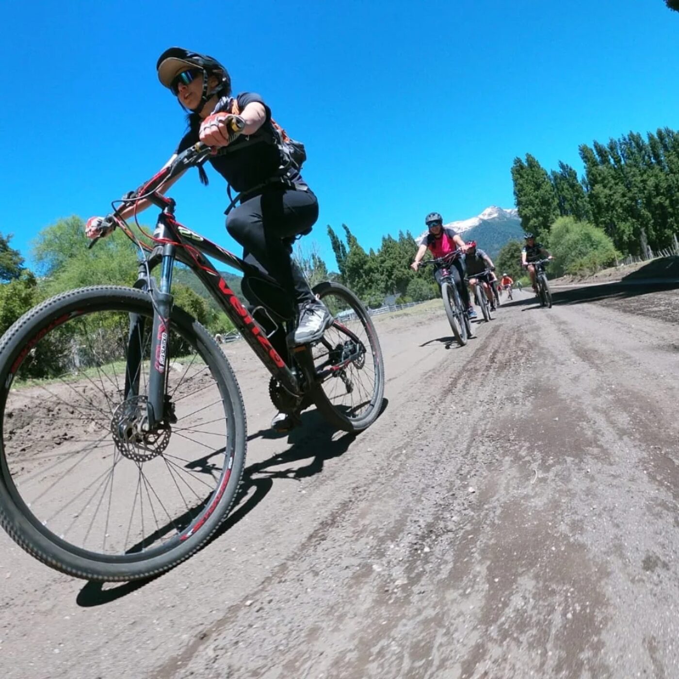 Ciclista en camino de ripio