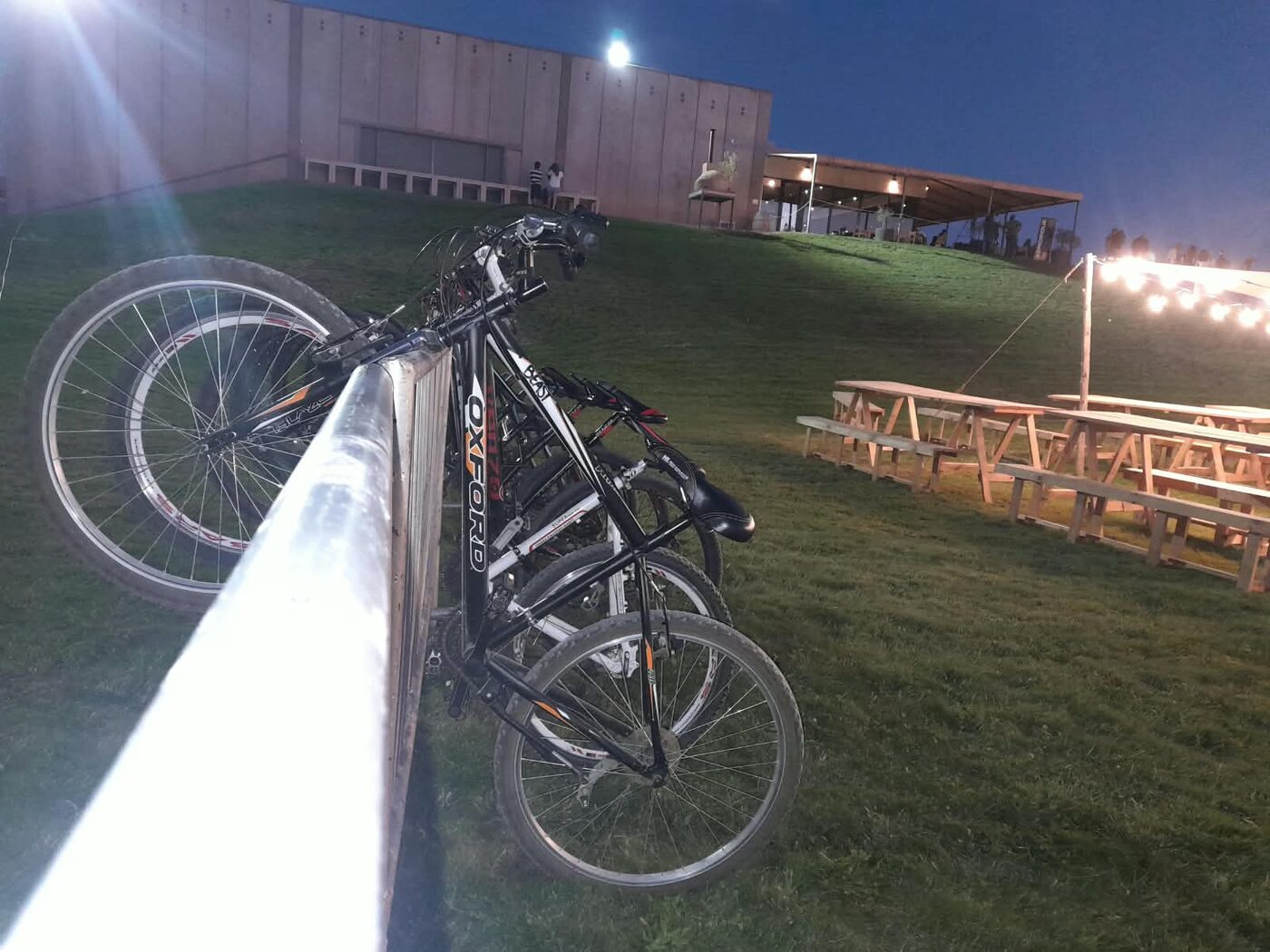 Bicicletas estacionadas en un evento nocturno