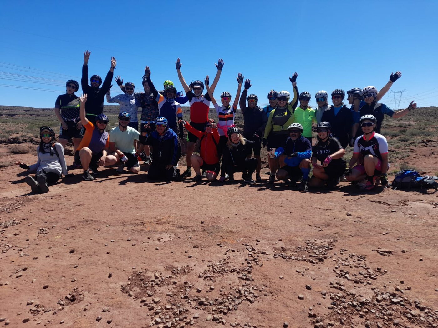 Grupo festejando en el desierto