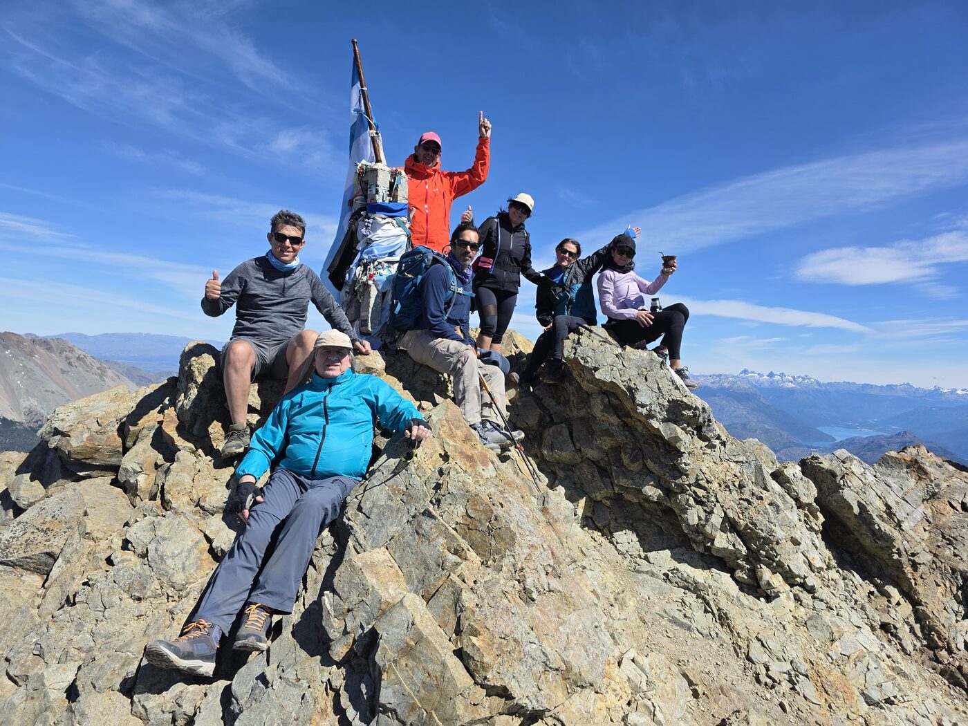 Grupo en la cumbre con bandera argentina