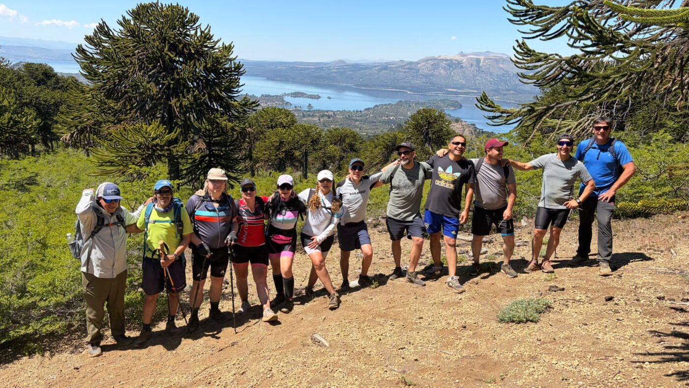 Grupo entre araucarias con vista al lago