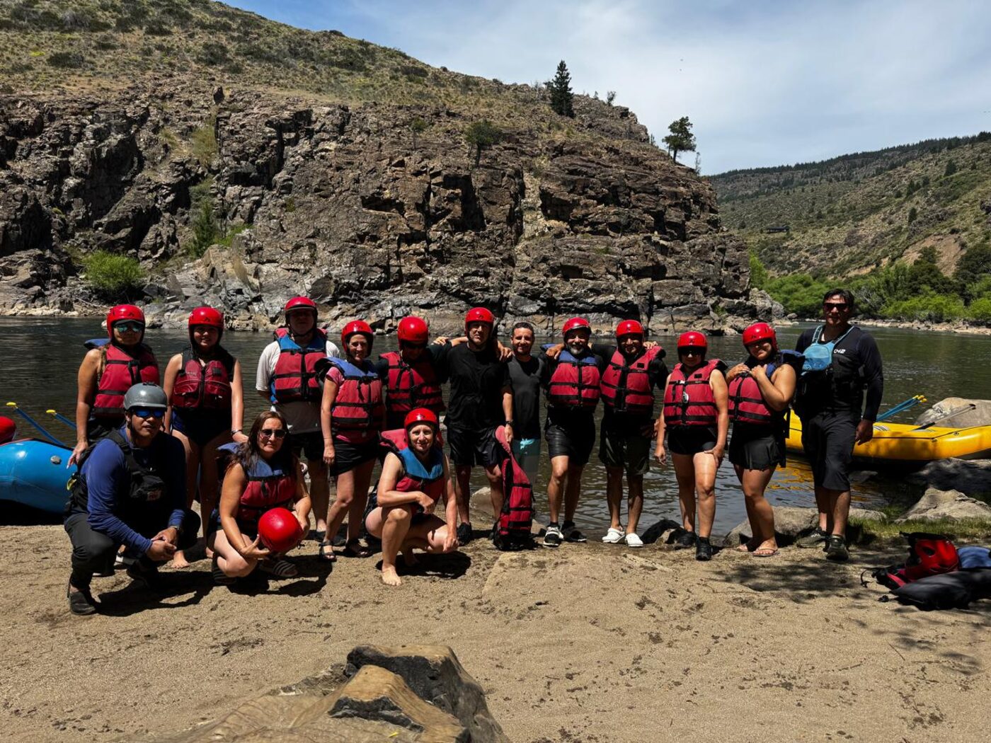 Grupo de flotada en el río