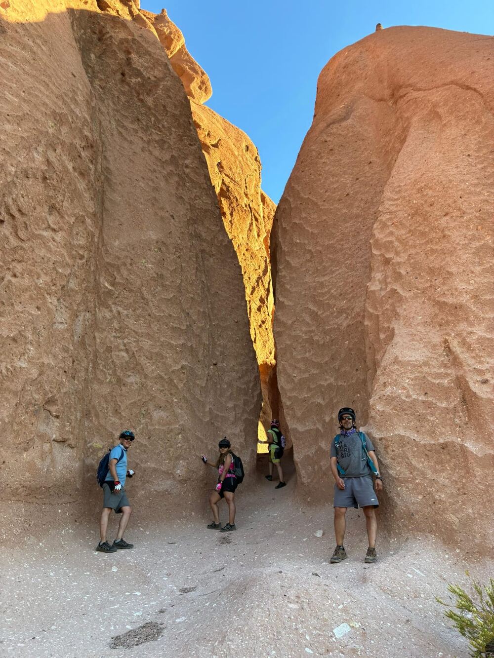 Grupo explorando un cañón de piedra