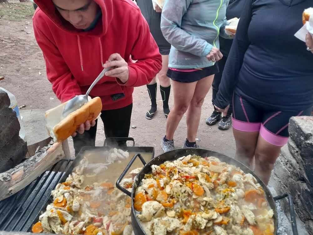 Almuerzo campestre junto al fuego