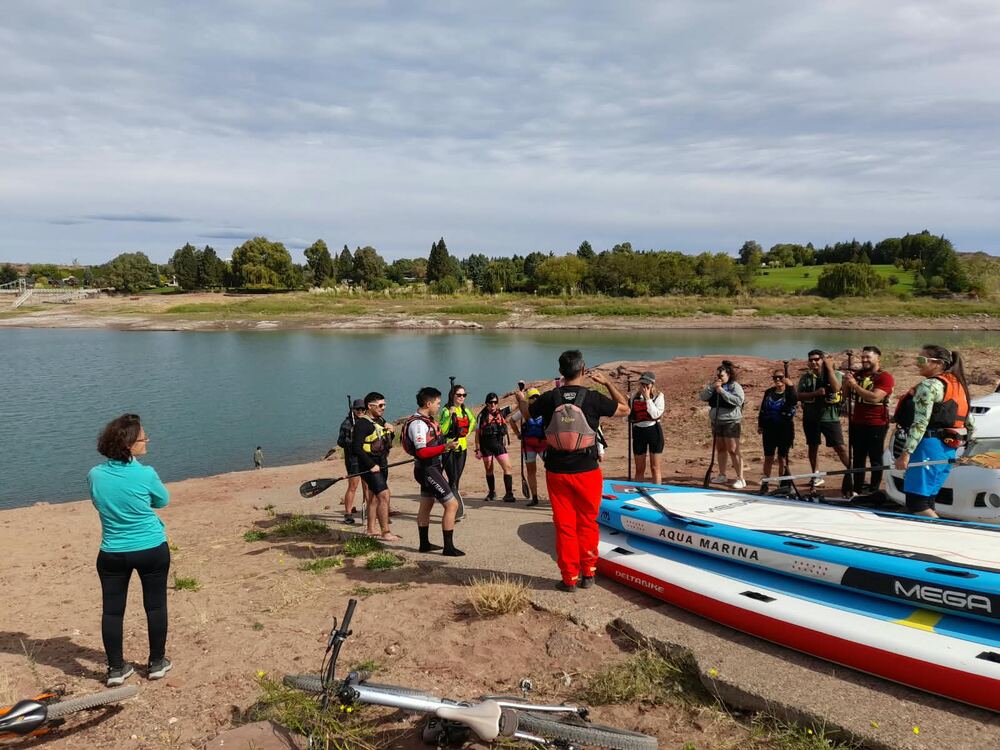 Grupo de Stand Up Paddle preparándose en la orilla