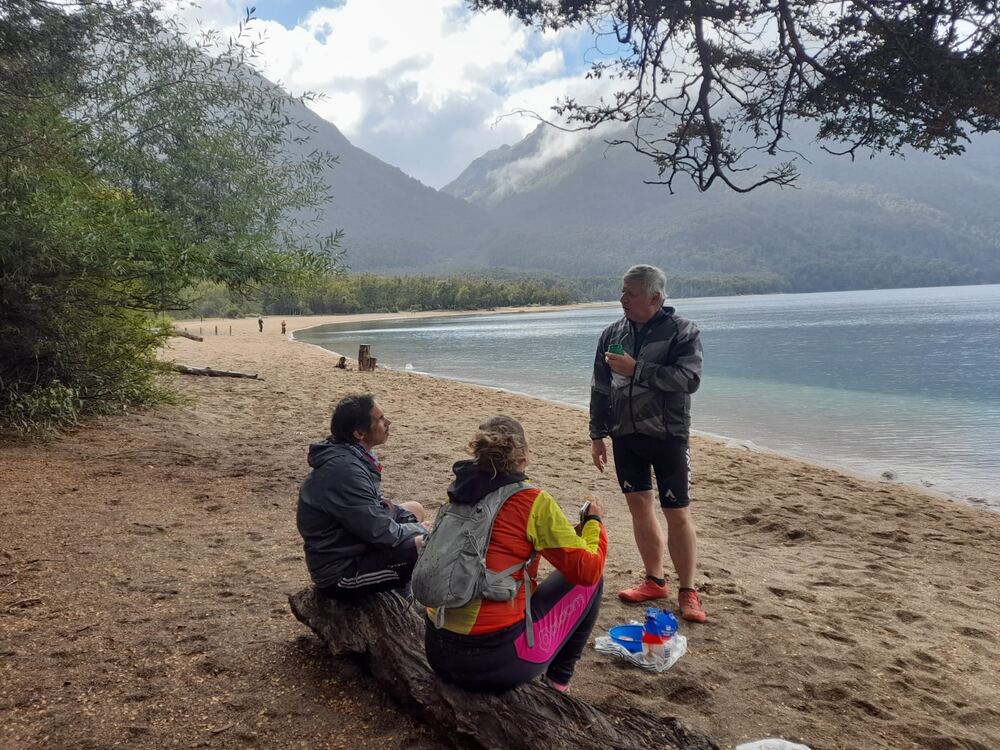 Charla junto al lago