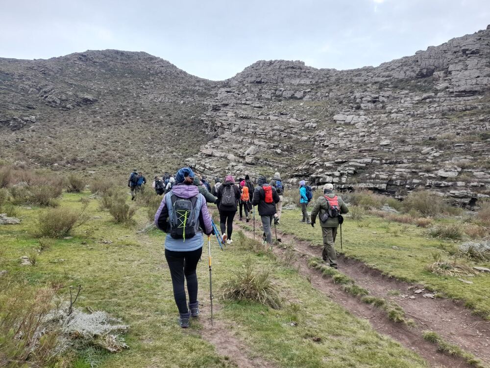 Grupo de trekking ascendiendo por el valle