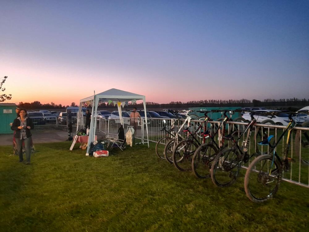 Bicicletas al atardecer en el punto de encuentro