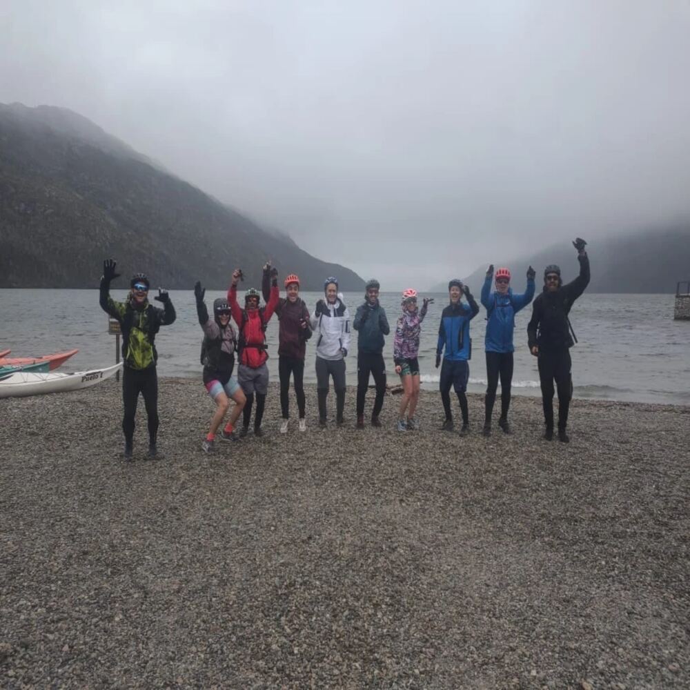 Kayaks en la orilla con niebla