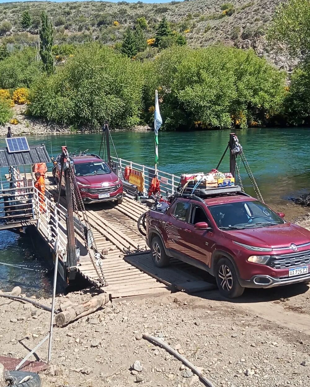 Cruce en balsa sobre el río