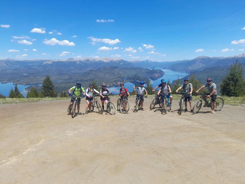 Grupo con bicicletas en la costa del lago