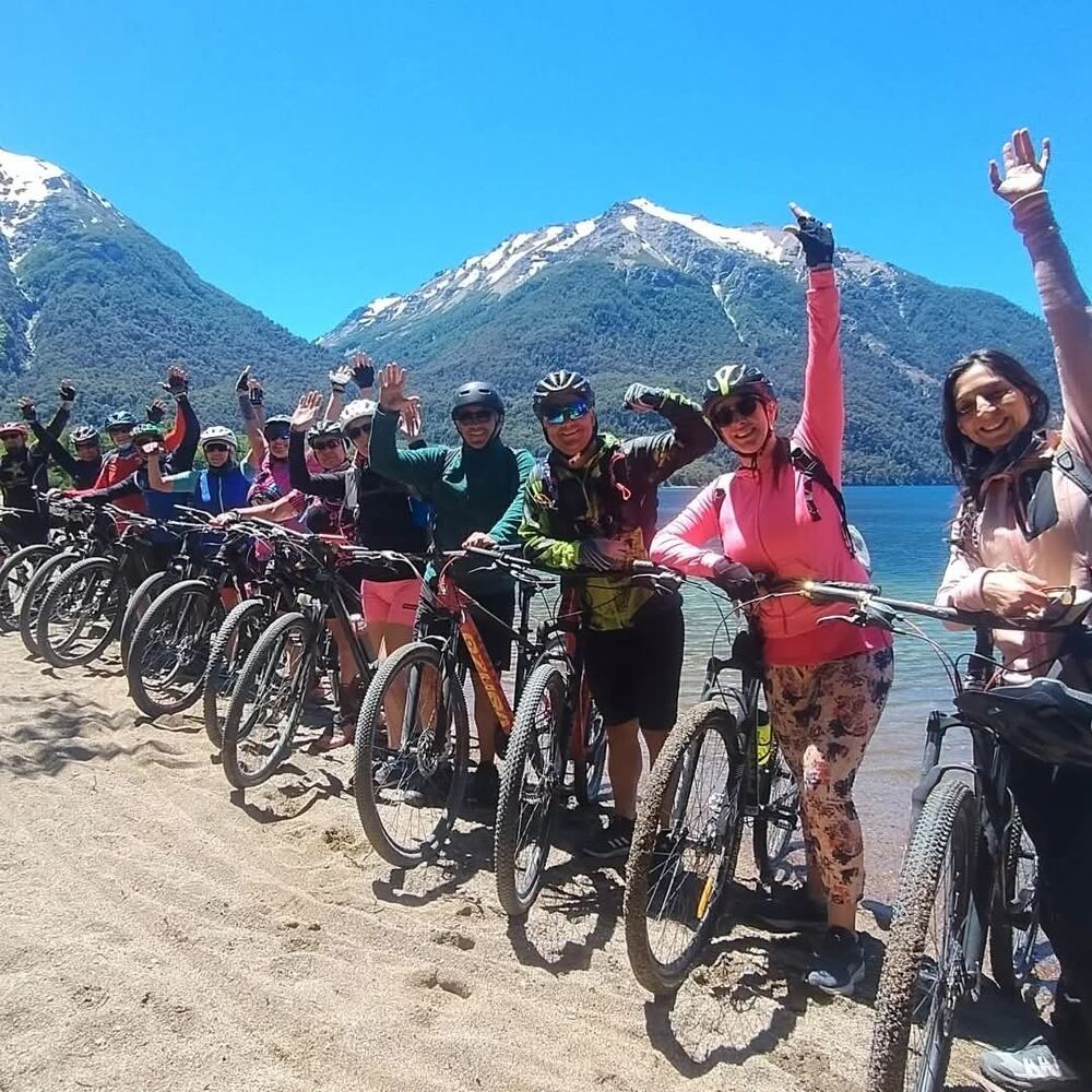 Grupo festejando con las bicis junto al lago