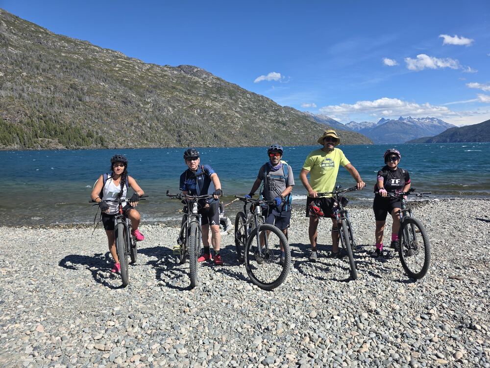 Grupo Bolsón Tour con bicicletas junto al lago