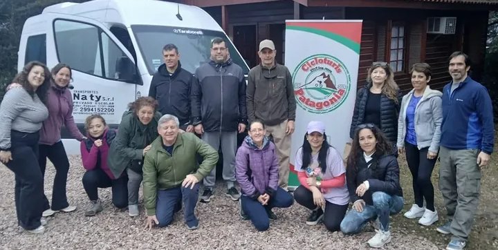 Grupo posando junto a la camioneta antes de la salida